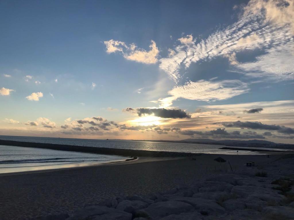 T2 Com Uma Vista Deslumbrante Sobre O Atlantico! Apartment Costa da Caparica Bagian luar foto